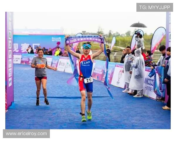 2025铁人三项世界锦标赛激烈开赛 精英选手争锋引领运动新风潮